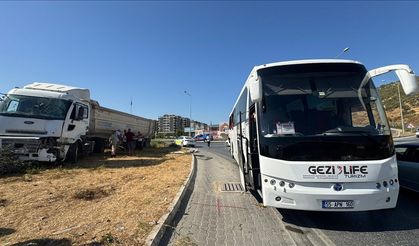 Kamyonun çarptığı gezi otobüsündeki 6 kişi yaralandı