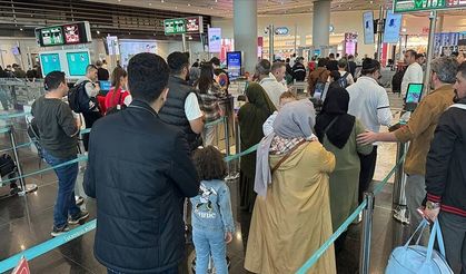 İstanbul havalimanlarında tatil dönüşü yoğunluğu