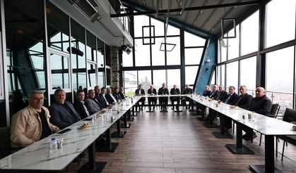 Serdivan Muhtarlar Zirvesinde 16 İlçe Tek Sofrada Buluştu