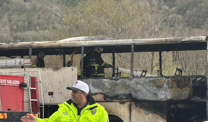 Seyir halindeki yolcu otobüsü alevlere teslim oldu