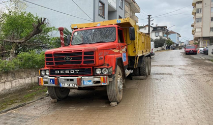Freni boşalan kamyon dehşet saçtı