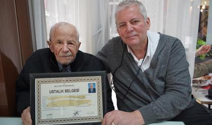 Sakarya’da Asırlık Usta! 100 Yaşındaki Ömer Oğur 84 Yıldır Döner Kesiyor