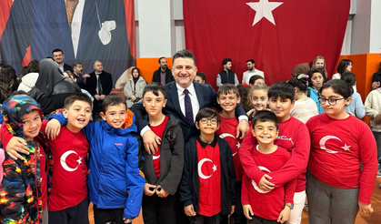 Başkan Kurt Öğrencilere Hediyelerini Verdi