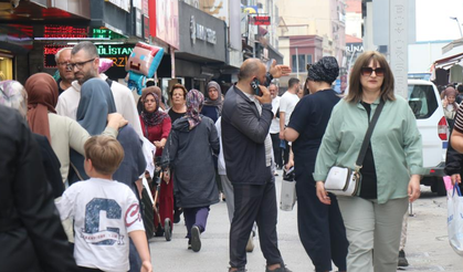 Çarşı ve Pazarlarda Adım Atacak Yer Kalmadı