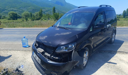 Motosiklet ile Hafif Ticari Araç Kafa Kafaya Çarpıştı