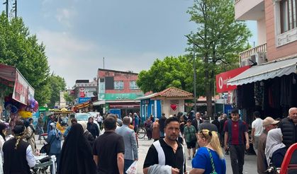 Güzel Havayı Fırsat Bilen Vatandaşlar Çarşıya Akın Etti: Adapazarı Şehir Merkezi Doldu