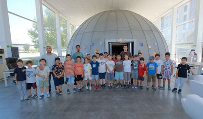 Serdivan Planetaryumu Yaz Okulu Öğrencilerini Bilimle Buluşturuyor