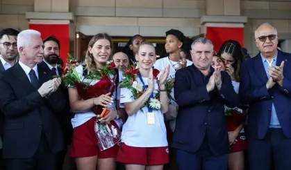 A Milli Kadın Voleybol Takımı için karşılama töreni düzenlendi