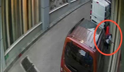 10 yaşındaki çocuk sokak ortasında darp edildi! Dehşet anları kameraya yansıdı