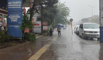 Sağanak Yağış Hayatı Olumsuz Etkiledi: Yollar Göle Döndü