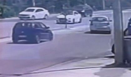 Işıkta aniden şerit değiştiren araca, otomobil çarptı