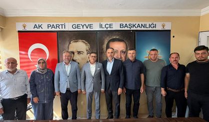 AK Parti Sakarya’da yeni üye: Zeki Yavuz’a rozeti Başkan Tever taktı