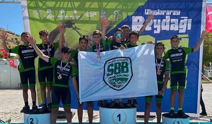 Büyükşehir’in genç pedalları sezonu 42 madalyayla taçlandırdı