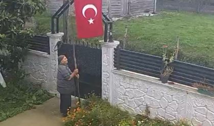 77 yaşındaki Mustafa amcanın bayrak sevgisi duygulandırdı!