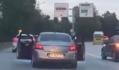 Trafikte akılalmaz görüntüler! Seyir halindeyken kapıları açtılar