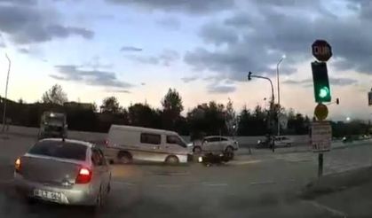 Kırmızı ışıkta geçen kamyonet motosiklete çarptı
