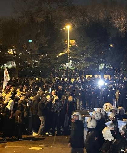Protestolara katılan üniversite öğrencilerine şafak baskını