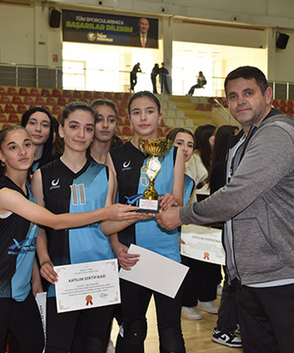 Hendek’te Genç Kızlar Voleybol Müsabakaları Heyecanı