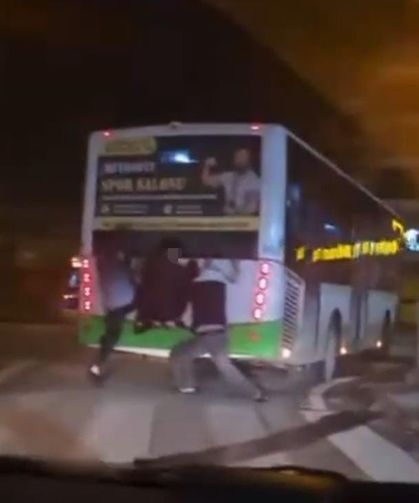 Otobüsün Arkasına Tutunan Çocuklar Yürekleri Ağza Getirdi