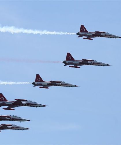 Türk Yıldızları, Çanakkale Şehitler Abidesi üzerinde gösteri uçuşu yaptı