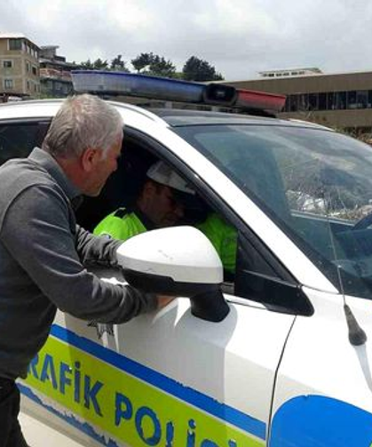 Trafik cezası yiyince mutlu oldu