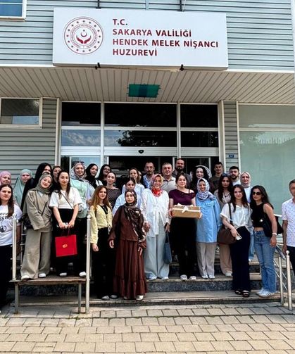 Ferizli MYO Öğrencilerinden Huzurevi Ziyareti ve Kültürel Gezi