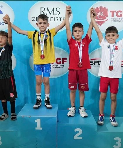 Serdivan Belediyesi Güreş Takımı Türkiye Şampiyonası'nda Tarih Yazdı: 11 Derece, 6 Milli Sporcu