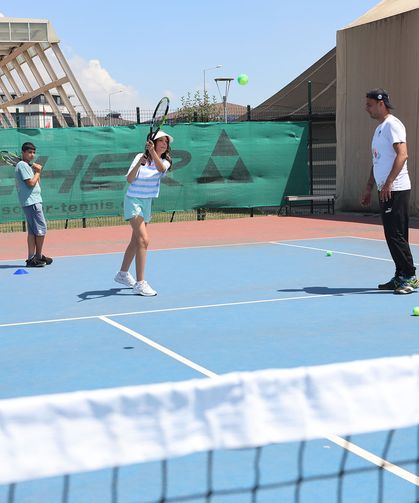 Yaz Tenis Kurslarına Yoğun İlgi: Çocuklar Tatili Kortlarda Geçiriyor