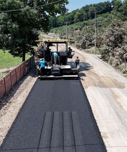 Ferizli Gölkent Grup Yolu Yenileniyor: 9,5 Kilometrelik Hatta Sıcak Asfalt Çalışması Başladı