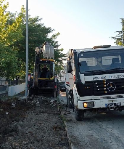 Hendek’te Yol, Altyapı ve Çevre Çalışmaları Hız Kesmeden Sürüyor