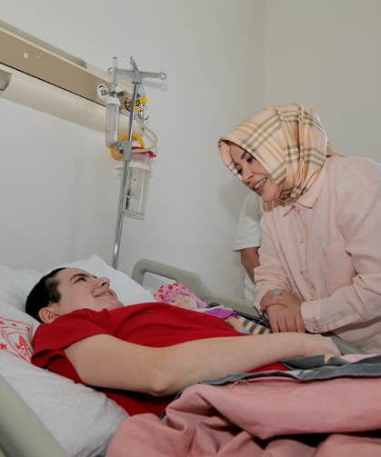 Vekil Erdoğan’dan Trafik Kazası Geçiren Azra’ya Ziyaret