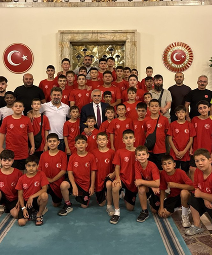 Vekil İnci Hendekli Genç Pehlivanları Meclis’te Ağırladı
