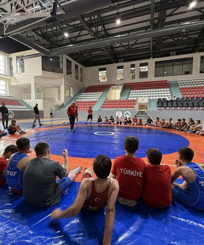 İnci’den minik güreşçilere ziyaret! Geleceğin şampiyonlarıyla bir araya geldi