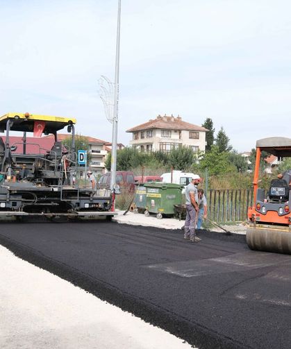 Serdivan’da 18. Cadde baştan sona yenilendi! 1100 ton asfalt serildi