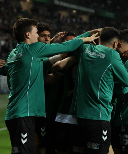 Sakaryaspor 40 yıl sonra 4'te 4 başladı