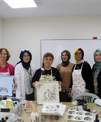 Sakarya'da kadınlar eski eşyaları sanata, el emeklerini kazanca dönüştürüyor!