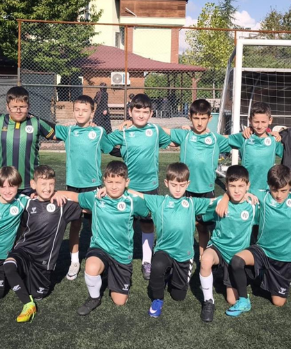 Arifiye Doğanspor’un minikleri şampiyonluk kupasını kaldırdı