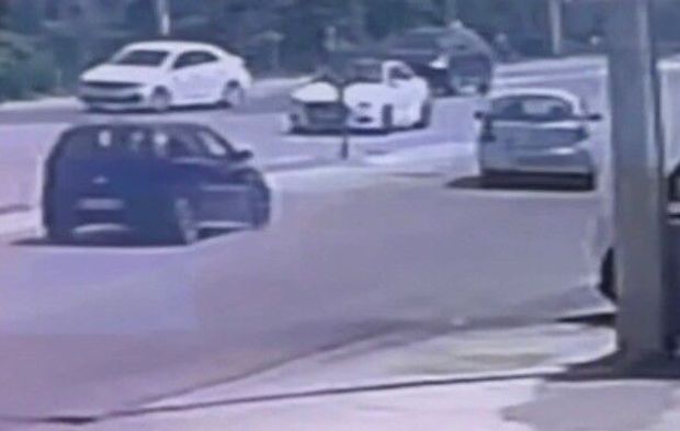 Işıkta aniden şerit değiştiren araca, otomobil çarptı