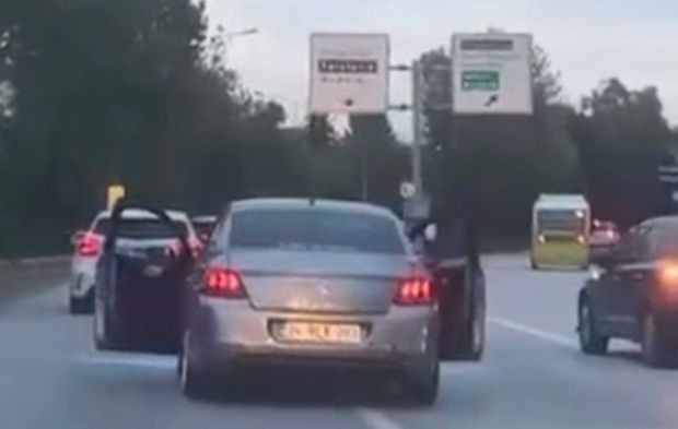 Trafikte akılalmaz görüntüler! Seyir halindeyken kapıları açtılar