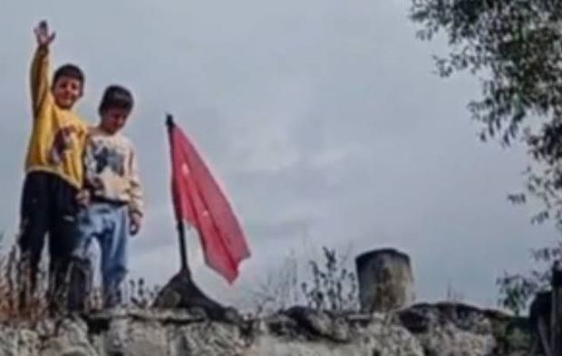 Sarıkamış'ta yürekleri ısıtan görüntü! Türk bayrağını öpüp başlarına koydular