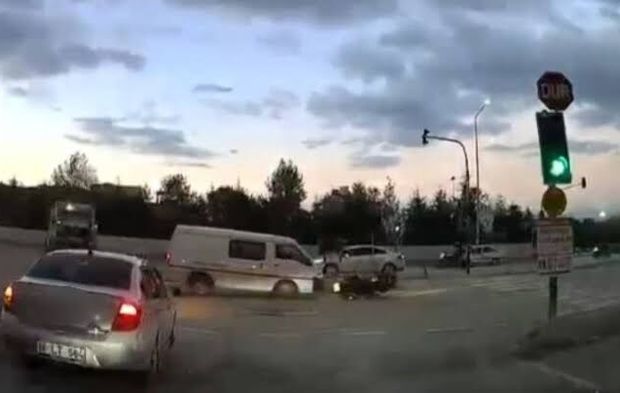Kırmızı ışıkta geçen kamyonet motosiklete çarptı