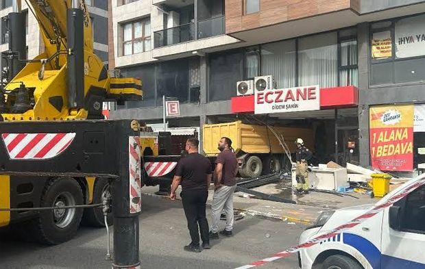 Hafriyat kamyonu eczaneye daldı: 6 yaralı!
