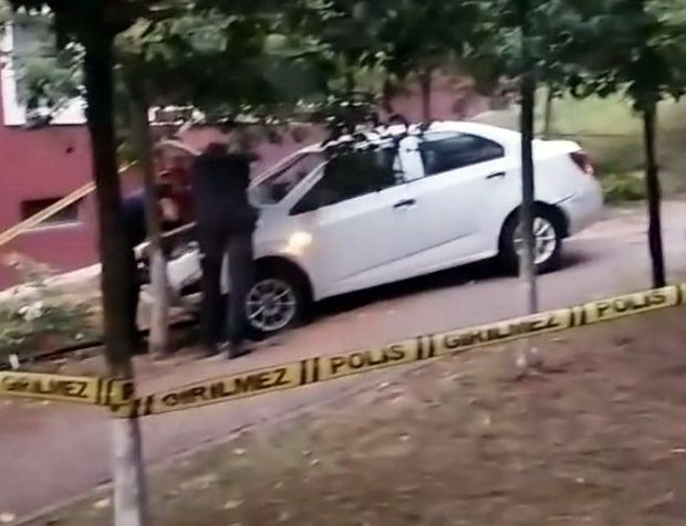 Merdivenlerden aşağı uçan otomobil ağaca çarptı