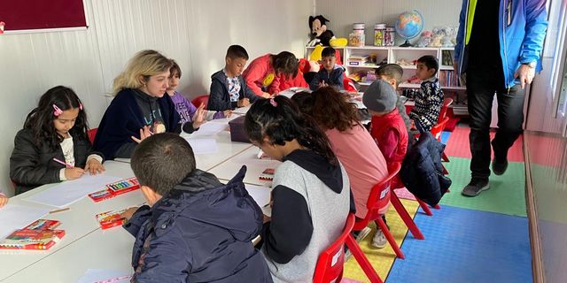 Gönüllü öğretmenler afet bölgesinde