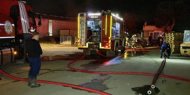 Kocaeli'de fabrika bahçesinde çıkan yangın söndürüldü