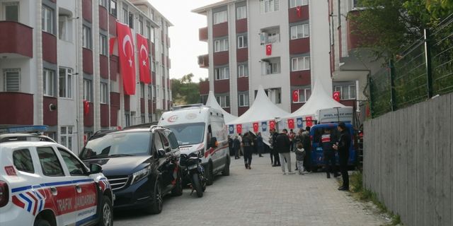 Şehit baba ocağı Türk bayraklarıyla donatıldı