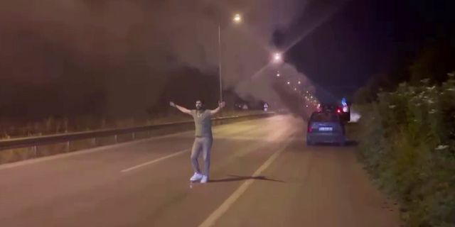 Otomobilinin yanışını çaresizce izledi, o anları saniye saniye kaydetti