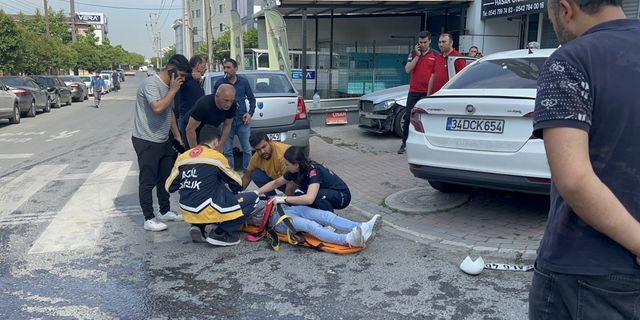 Kocaeli'de otomobille çarpışan hafif ticari aracın sürücüsü yaralandı