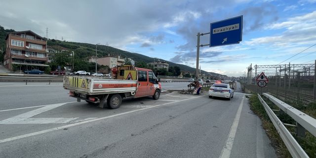 Kocaeli'de refüje çarpan otomobildeki 4 kişi yaralandı