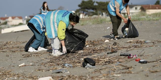 Sakarya'da gönüllü öğrenciler sahilde çevre temizliği yaptı